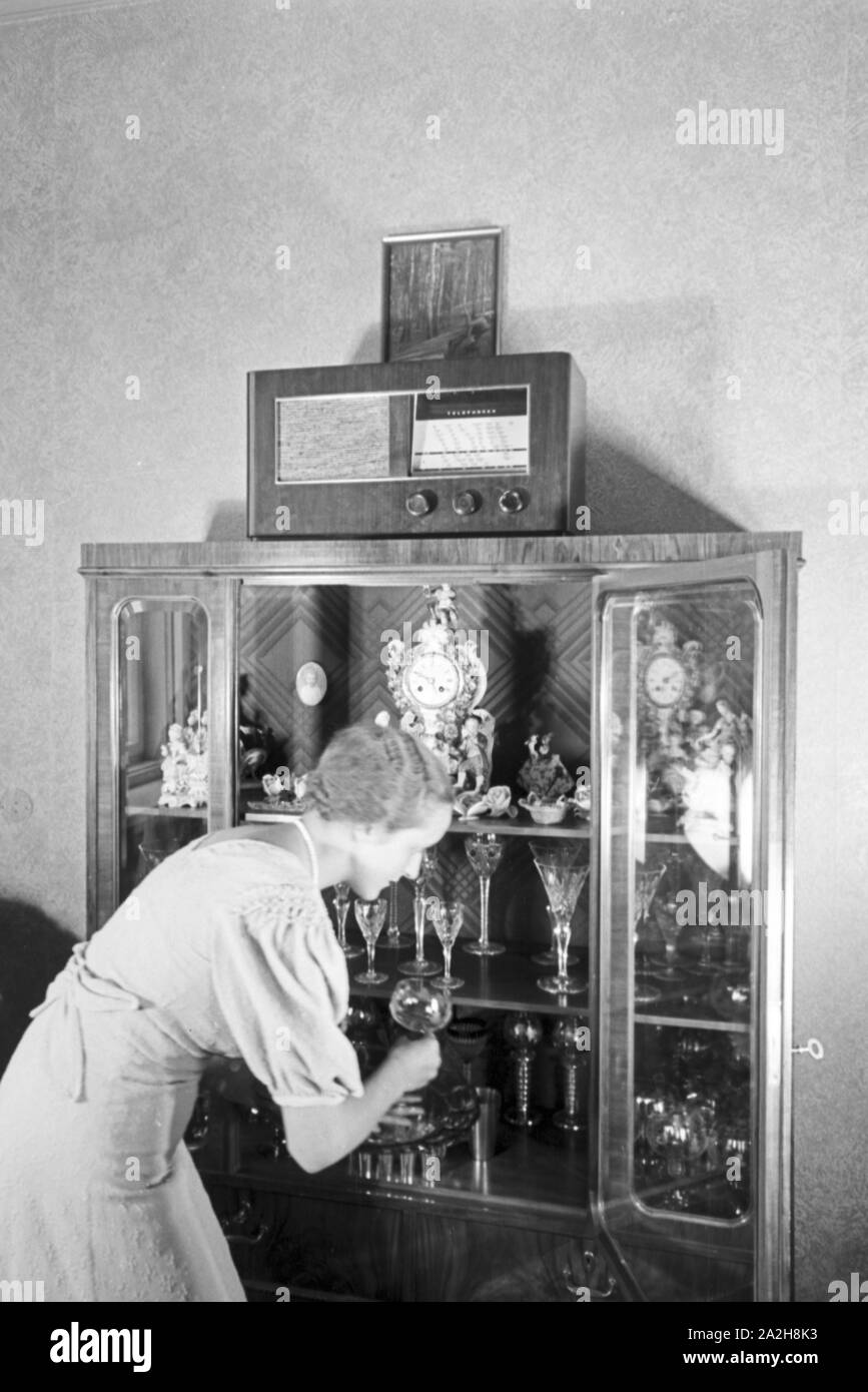 Eine Familie hört, Deutschland Radio er Jahre 1930. Une famille d'écouter la radio, de l'Allemagne des années 1930. Banque D'Images