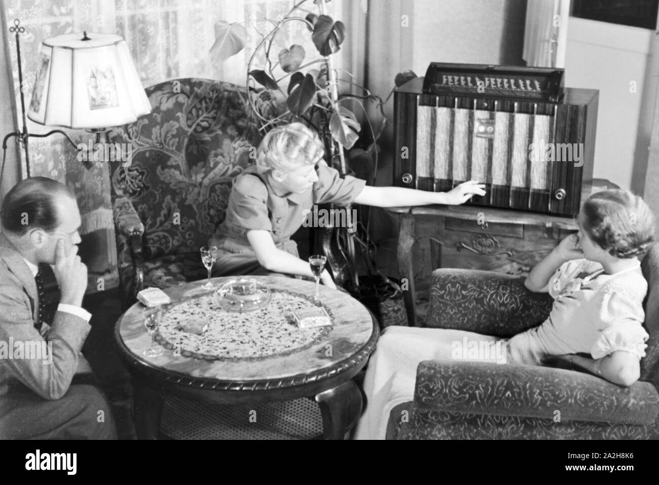 Radio sorgt für das Unterhaltungsmusik, Deutschland 1930 er Jahre. La musique apporte à la radio pour le divertissement, l'Allemagne des années 1930. Banque D'Images