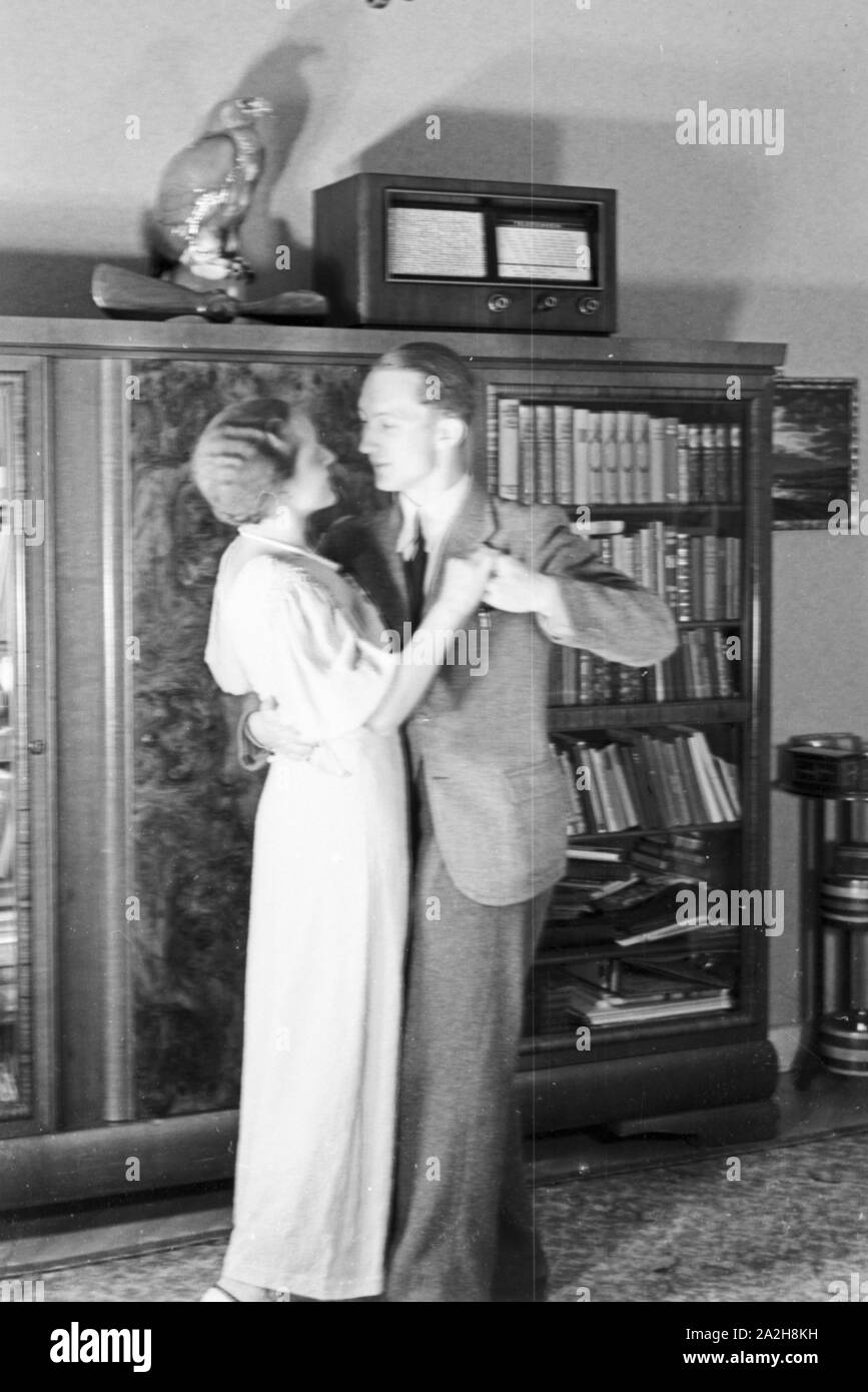 Radio sorgt für das Tanzmusik, Deutschland 1930 er Jahre. radio apporte de la musique pour danser, Allemagne 1930. Banque D'Images