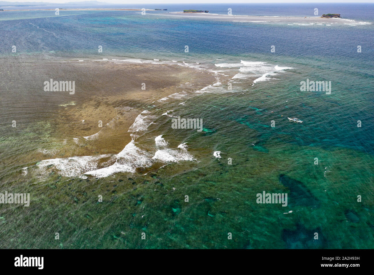 Vue aérienne de la zone Surf Brebreak connue sous le nom de Bumee Near Vers la zone de surf Cloud 9, Siargao, Philippines Banque D'Images