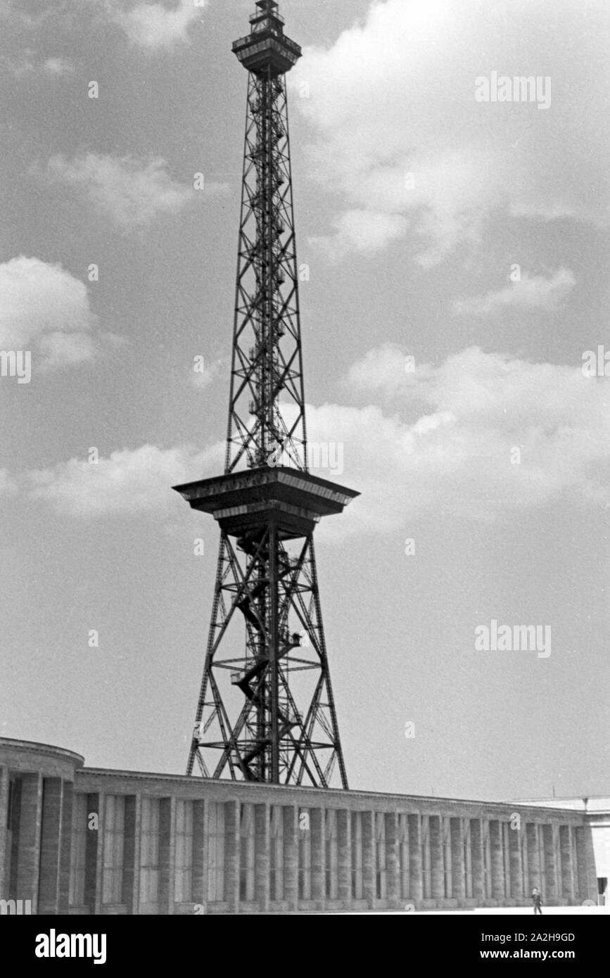 Unterwegs in der Reichshauptstadt Berlin am Funkturm, Deutschland 1930er Jahre. Au capitale de Berlin, Allemagne 1930. Banque D'Images