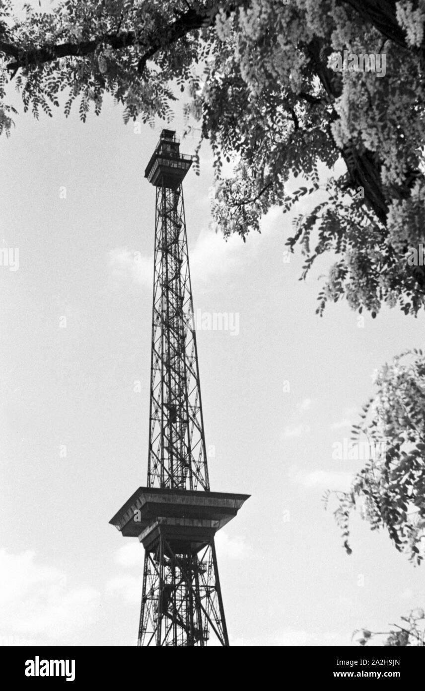 Unterwegs in der Reichshauptstadt Berlin am Funkturm, Deutschland 1930er Jahre. Au capitale de Berlin, Allemagne 1930. Banque D'Images