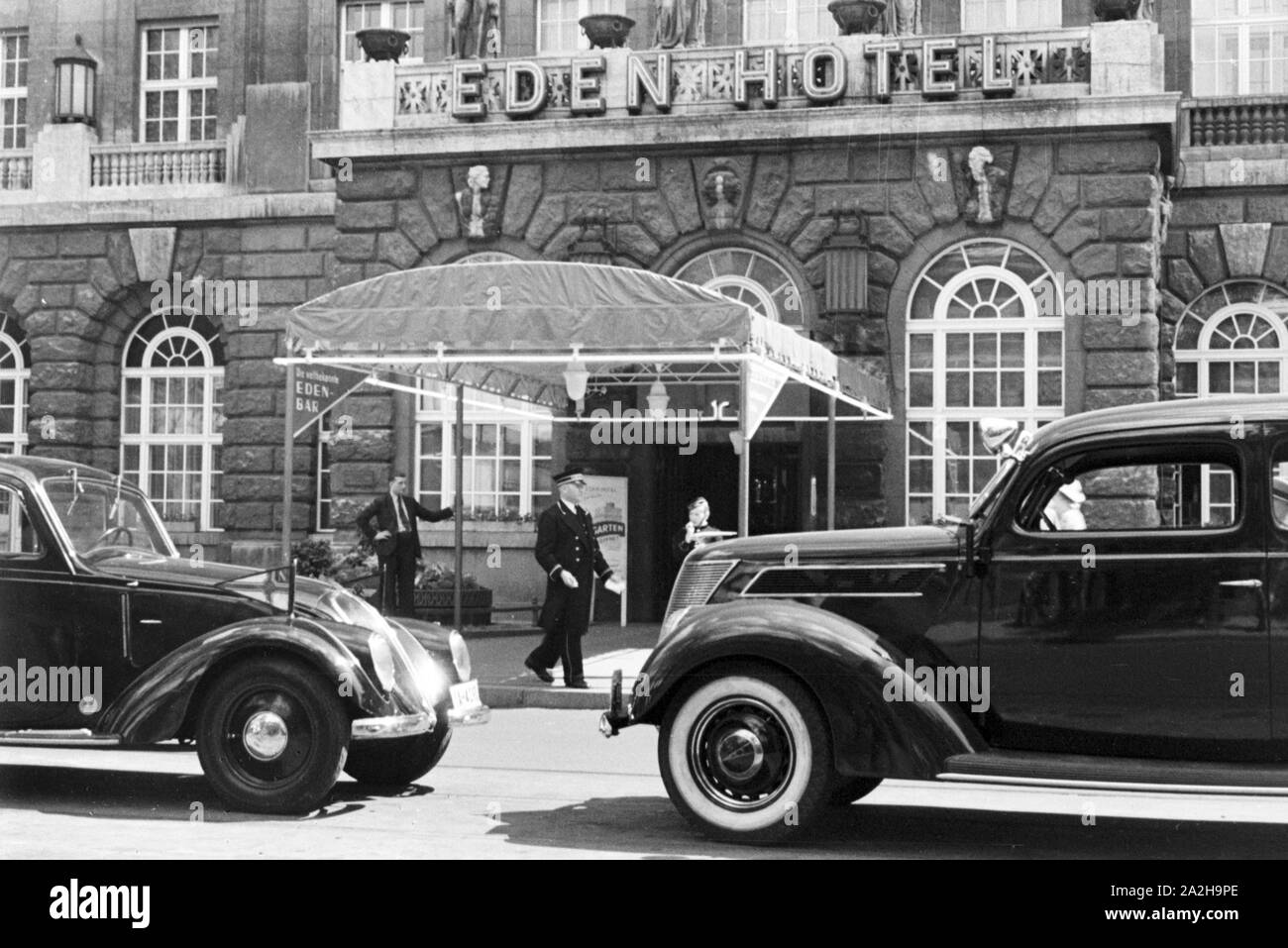 Unterwegs in der Reichshauptstadt Berlin am Hôtel Eden, 1930er Jahre Deutschland. Au capitale de Berlin, Allemagne 1930. Banque D'Images