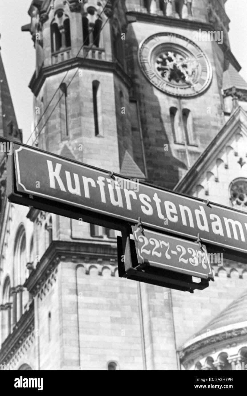 Unterwegs in der Reichshauptstadt Berlin an der Gedächtniskirche, Deutschland 1930er Jahre. Au capitale de Berlin, Allemagne 1930. Banque D'Images