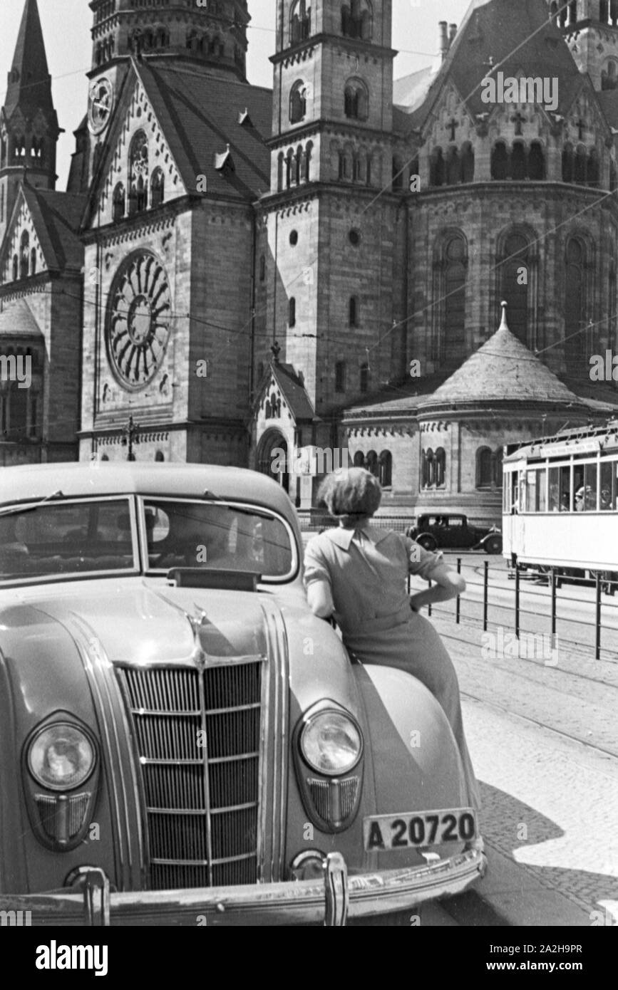 Unterwegs in der Reichshauptstadt Berlin an der Gedächtniskirche, Deutschland 1930er Jahre. Au capitale de Berlin, Allemagne 1930. Banque D'Images
