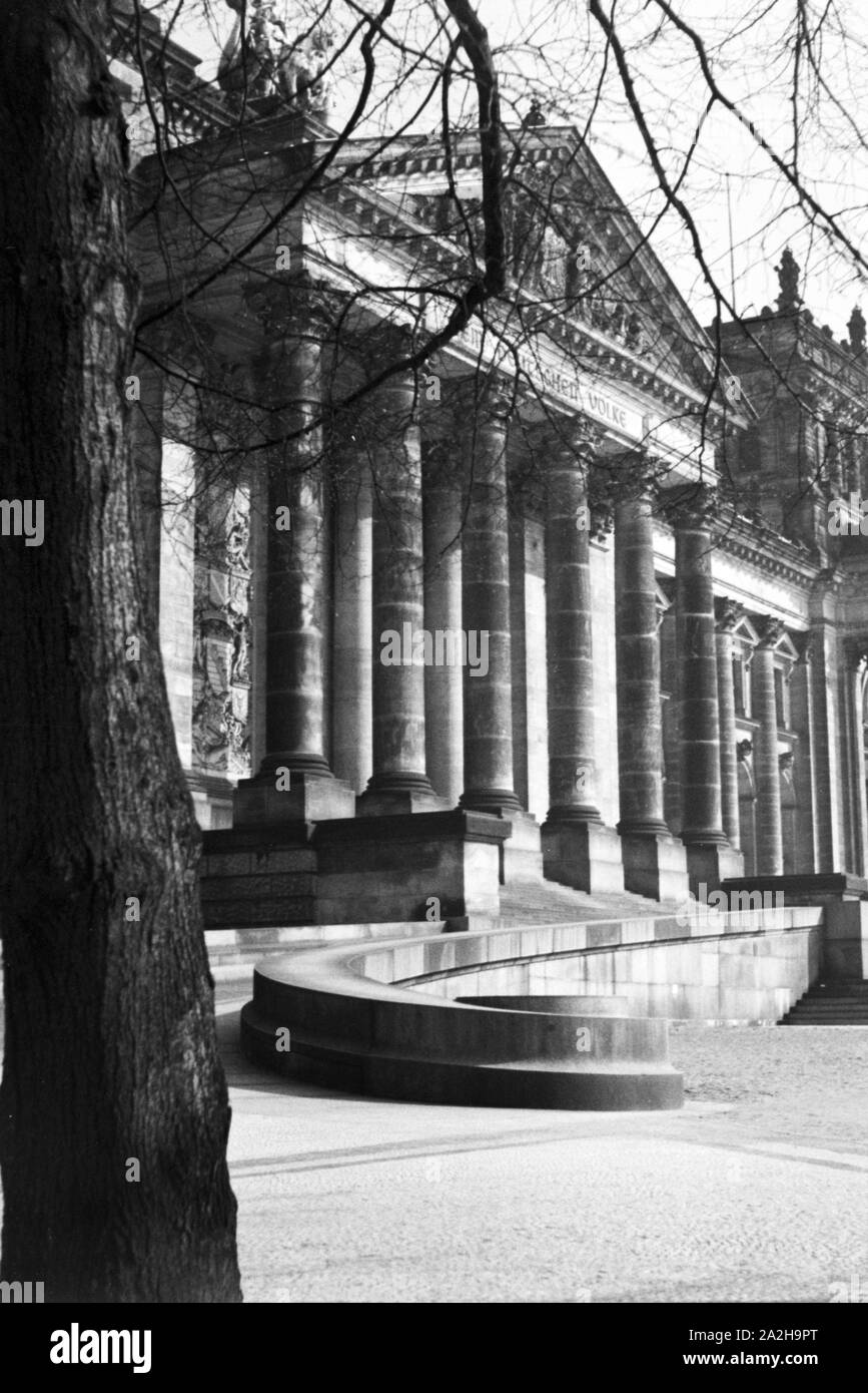 Unterwegs am Reichstag en der Reichshauptstadt Berlin, Deutschland 1930er Jahre. Au capitale de Berlin, Allemagne 1930. Banque D'Images