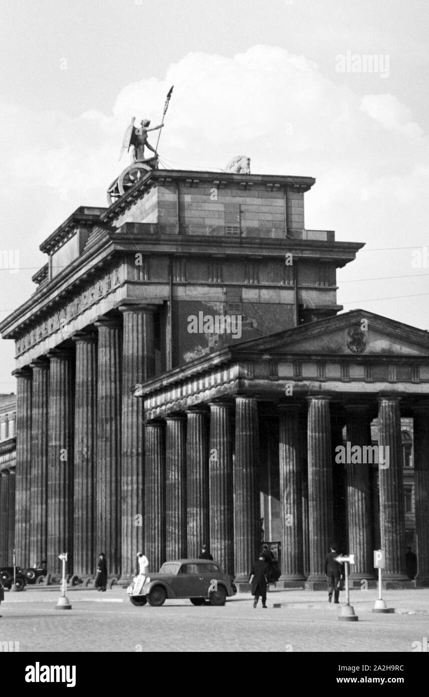 Unterwegs am Brandenburger Tor dans der Reichshauptstadt Berlin, Deutschland 1930er Jahre. Au capitale de Berlin, Allemagne 1930. Banque D'Images