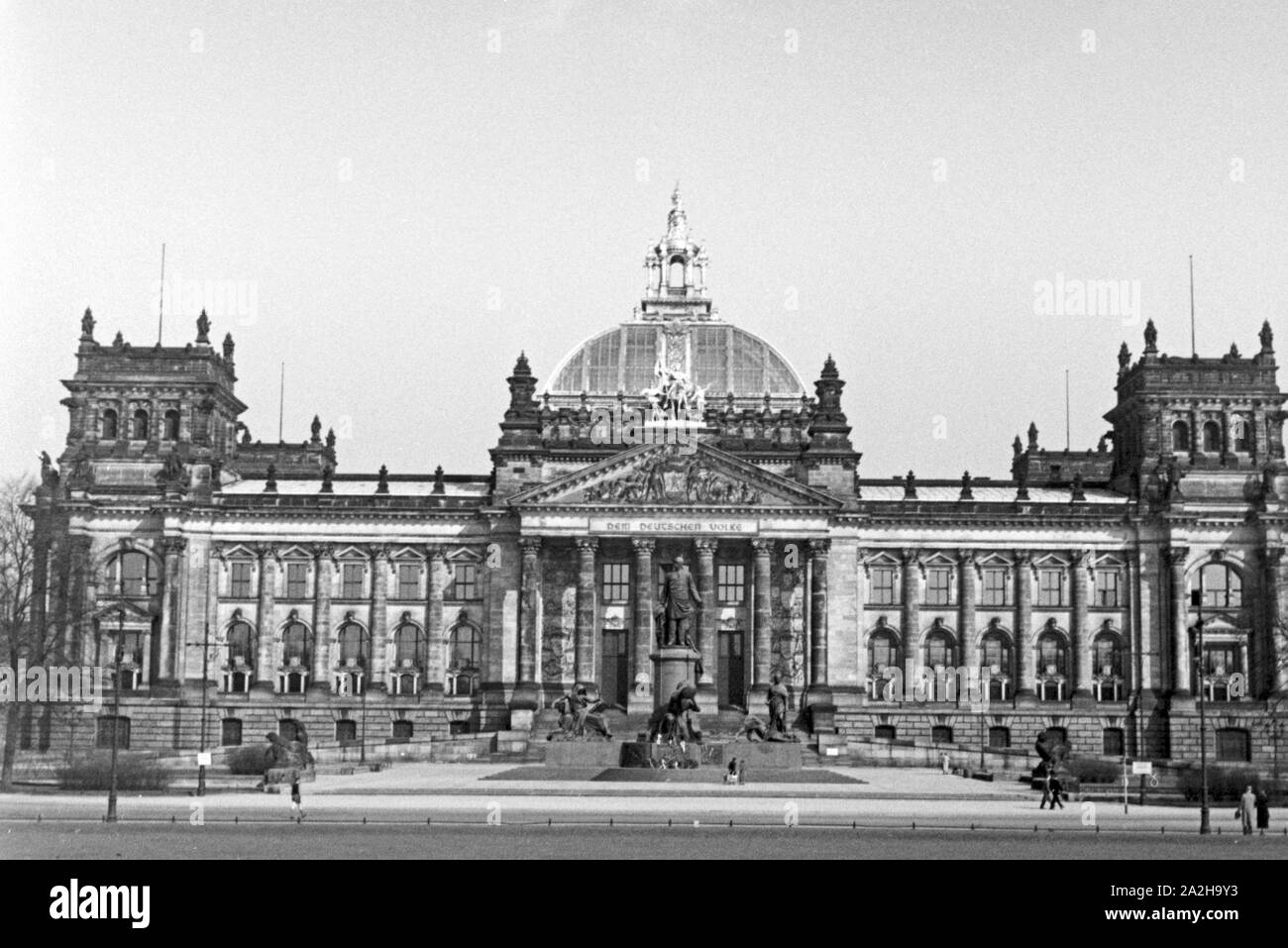 Unterwegs am Reichstag en der Reichshauptstadt Berlin, Deutschland 1930er Jahre. Au capitale de Berlin, Allemagne 1930. Banque D'Images