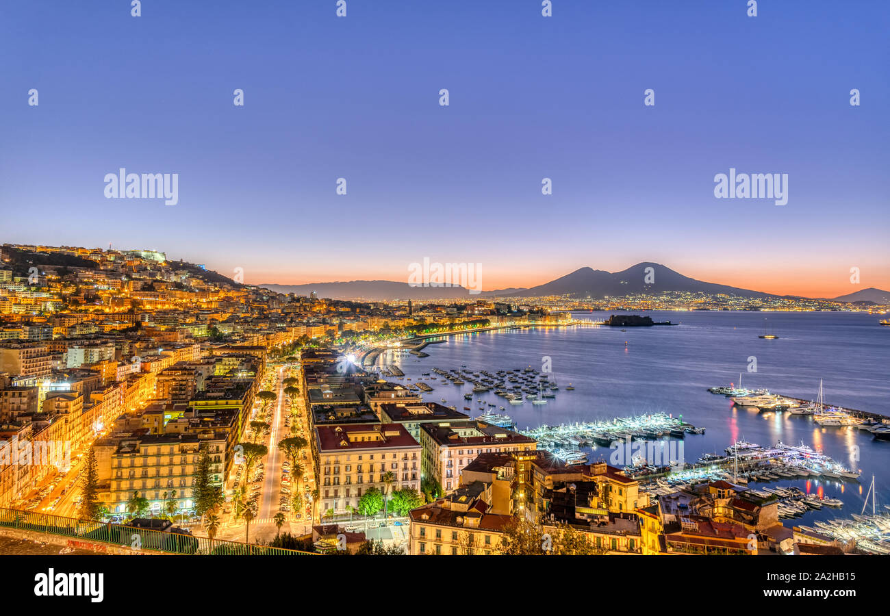 Naples en Italie avec le Vésuve avant le lever du soleil Banque D'Images