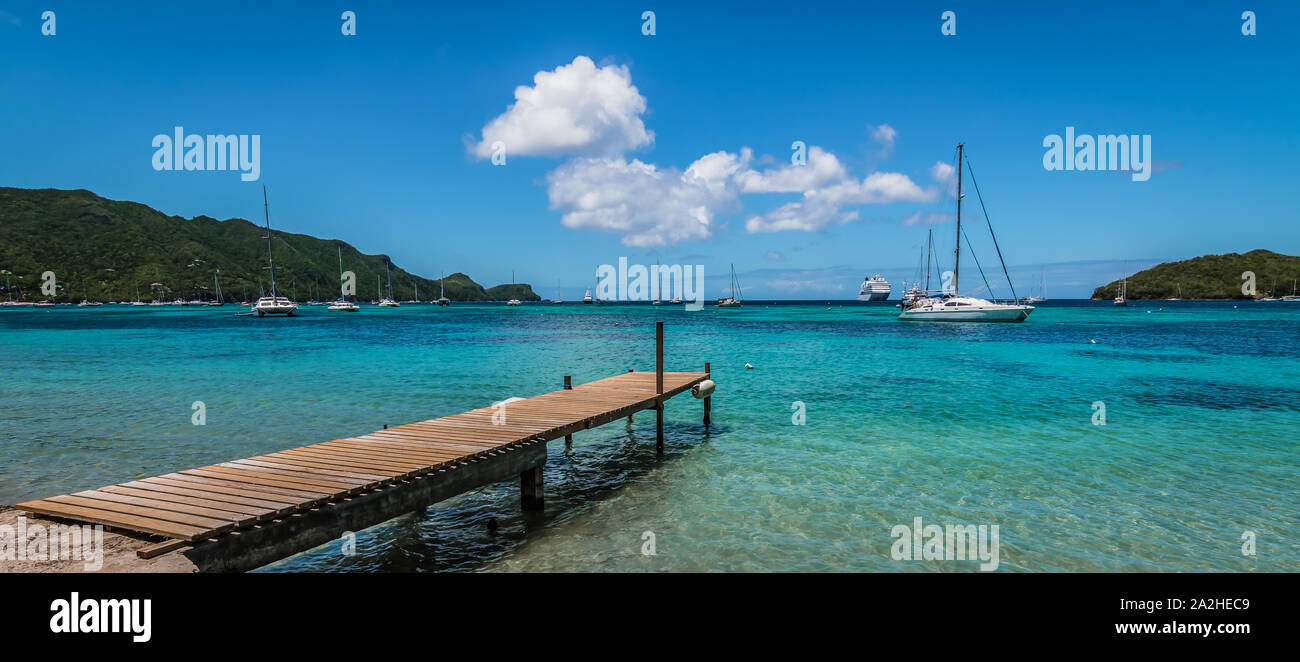 Vue panoramique sur la mer et vue sur le port avec jetée en bois sur la plage de Bequia, St Vincent et les Grenadines. Banque D'Images