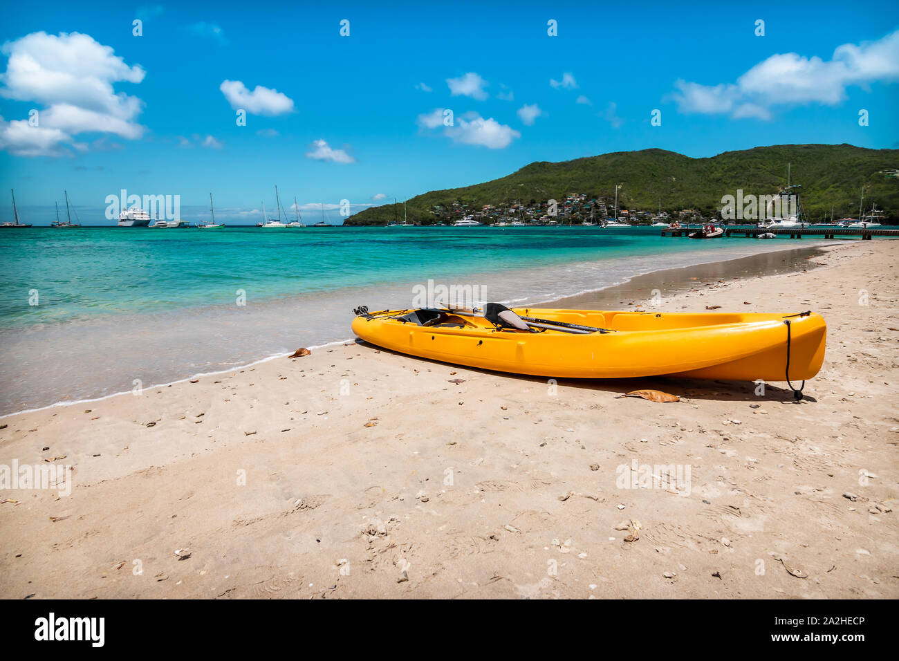 Kayak jaune sur la plage de sable blanc de Bequia, St Vincent et les Grenadines. Banque D'Images