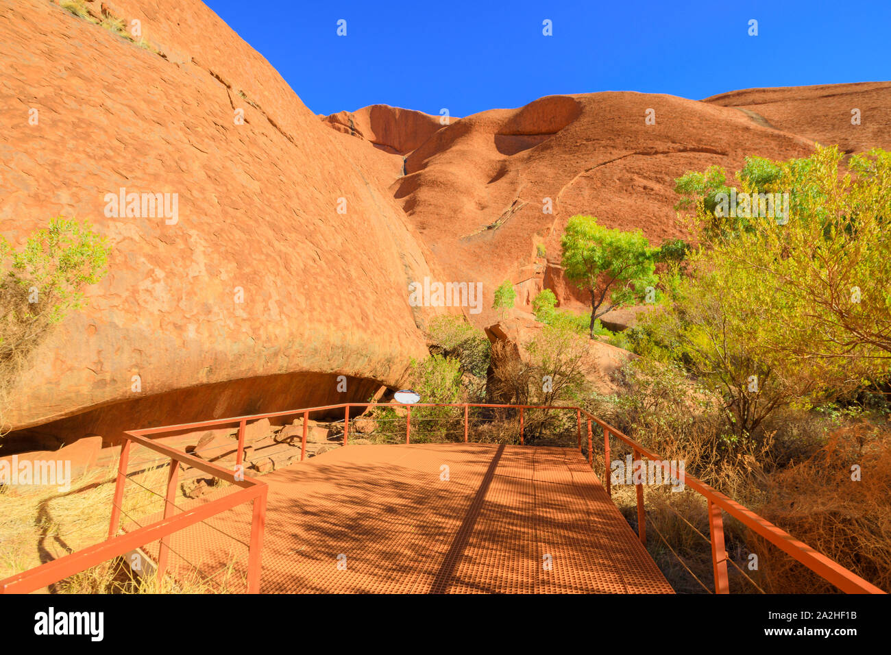 Mala, une marche d'Uluru marche populaire va du parking à la Gorge de Kantju Mala le long du chemin à la base d'Ayers Rock, le Parc National d'Uluru-Kata Tjuta, Nord Banque D'Images