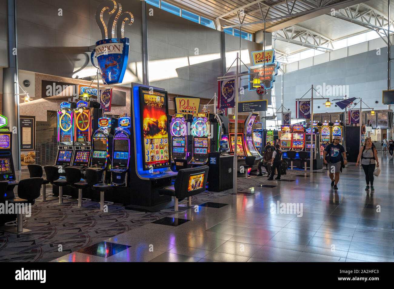 Las Vegas, Nevada, USA - machines à sous à l'aéroport. Banque D'Images