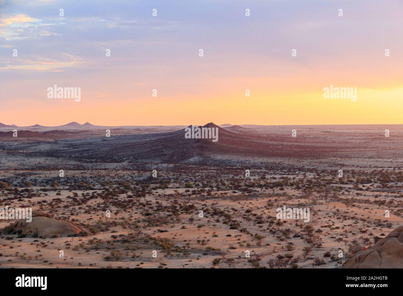 L'immensité de Spitzkoppe nature reserve pendant le coucher du soleil, la Namibie, l'Afrique Banque D'Images