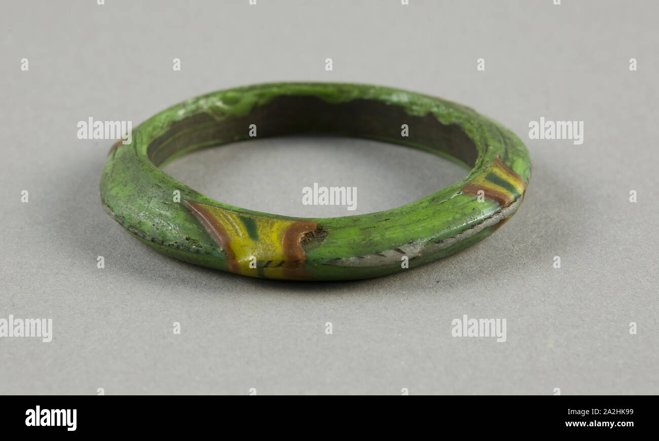 Bracelet, 9e/12e siècle, égyptienne, l'Egypte, de verre, de 1 × 5,7 × 5,7 cm (2/5 × 2 × 1/4 2 1/4 in Banque D'Images