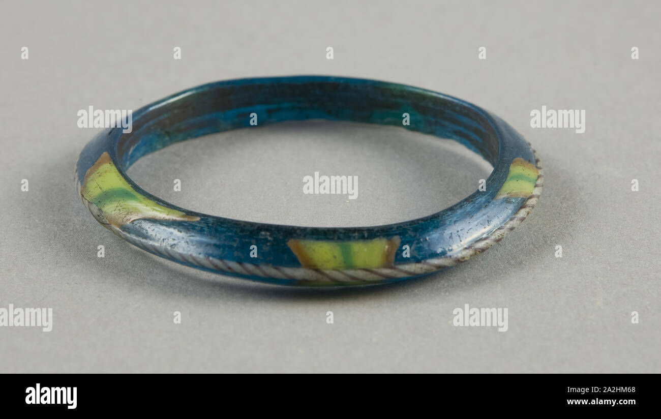Bracelet, 9e/12e siècle, égyptienne, l'Egypte, de verre, de 1 × 6,4 × 6,4 cm (2/5 × 2 × 1/2 2 1/2 po Banque D'Images