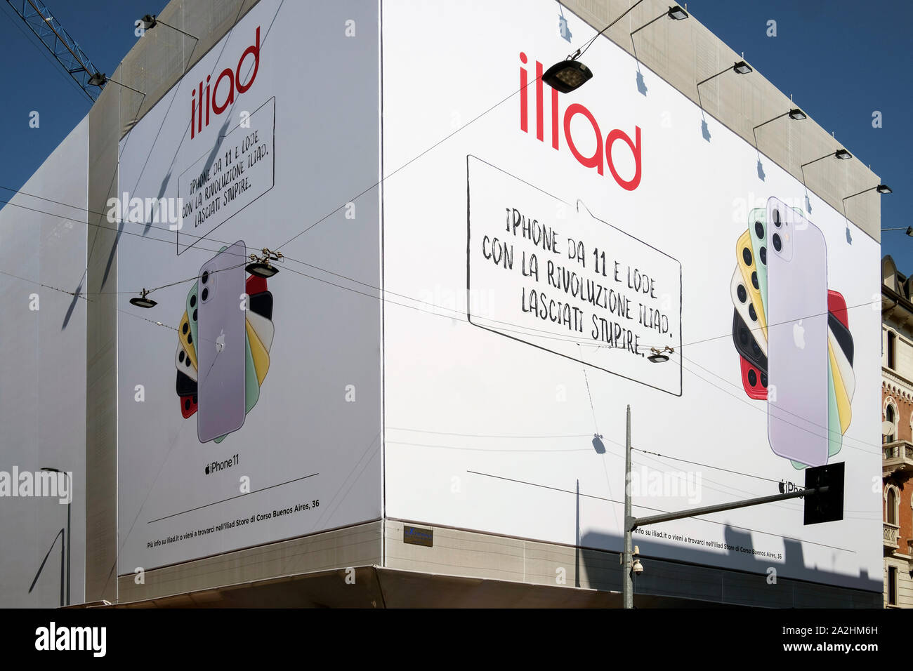 Milan, Italie, août 2019. Bâtiment dans une rue principale du centre couvert d'un large panneau avec Iliad et Apple Iphone 11 La publicité commerciale Banque D'Images