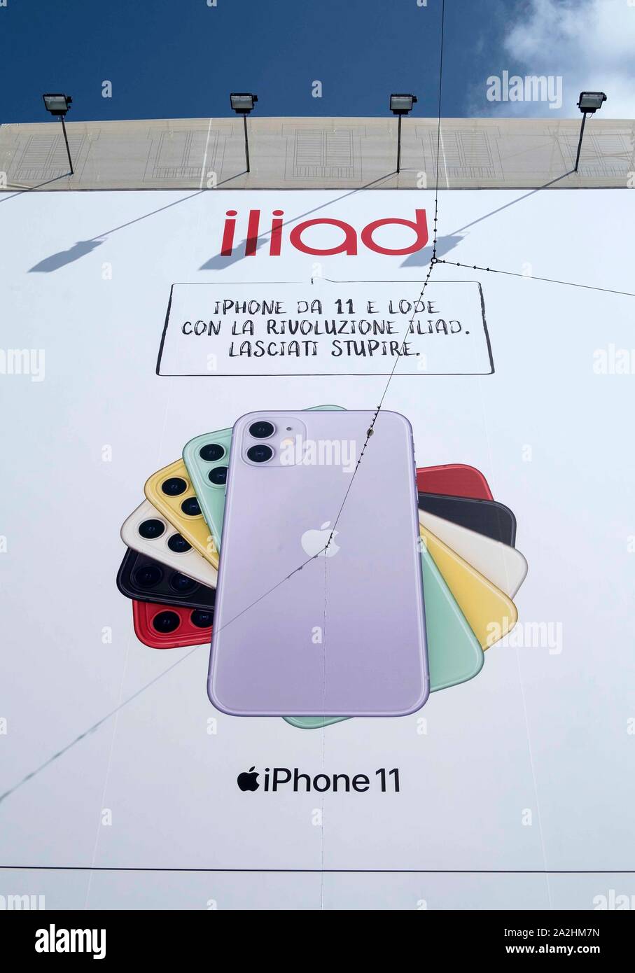 Milan, Italie, août 2019. Bâtiment dans une rue principale du centre couvert d'un large panneau avec Iliad et Apple Iphone 11 La publicité commerciale Banque D'Images