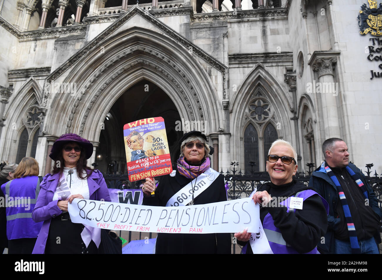 En dehors de la campagne la Royal Courts of Justice à Londres, où un arrêt est prévu sur une affaire portée par les militants qui soutiennent les modifications apportées à l'âge de la retraite ont une discrimination illégale à l'égard des femmes nées dans les années 1950. Banque D'Images