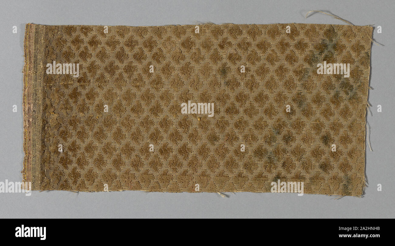 Fragment (tissu), 17e siècle, l'Italie, s'est évanouie au sol, rep vert allover fleur-de-leys design en velours coupé vert, 13,3 x 26 cm (5 1/4 x 10 1/4 in Banque D'Images