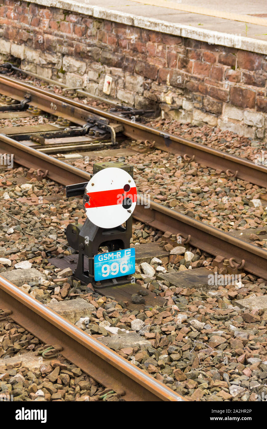 Signal de manœuvre au sol sur une ligne de chemin de fer britannique. Le disque de signal de manœuvre des trains pour l'autorisation des signaux à faire de brèves manœuvres. Banque D'Images