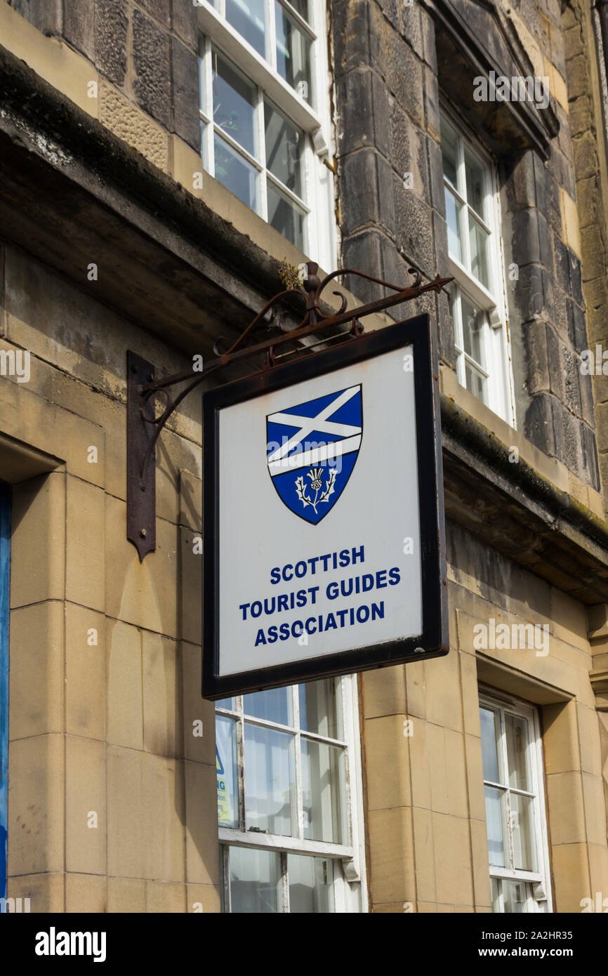 Inscrivez-outsdie le Scottish Tourist Guides Association siège sur Broad Street, Stirling. Le bâtiment est la maison construite en 1671 de James Norrie. Banque D'Images