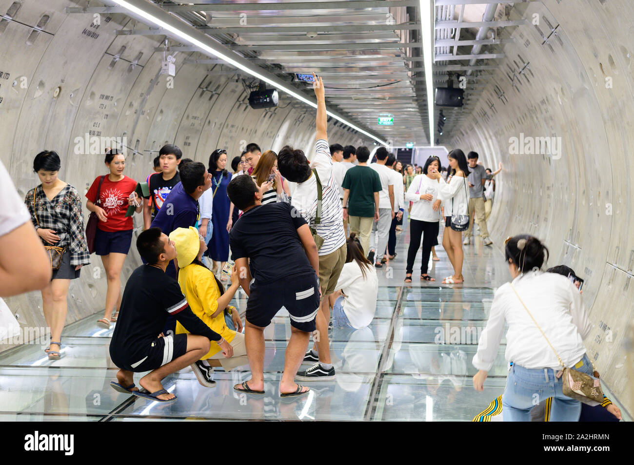 Bangkok, Thaïlande - 22 septembre 2019 : Les gens sont de passage et prendre en photo à l'ouverture de connexion du tunnel entre la station de métro MRT et Samyan Mitrtown Banque D'Images