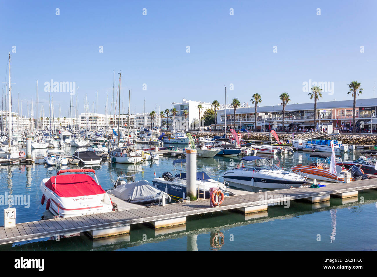 Marina de Lagos, Lagos, Algarve, Portugal. Les petits bateaux amarrés dans la marina. Banque D'Images