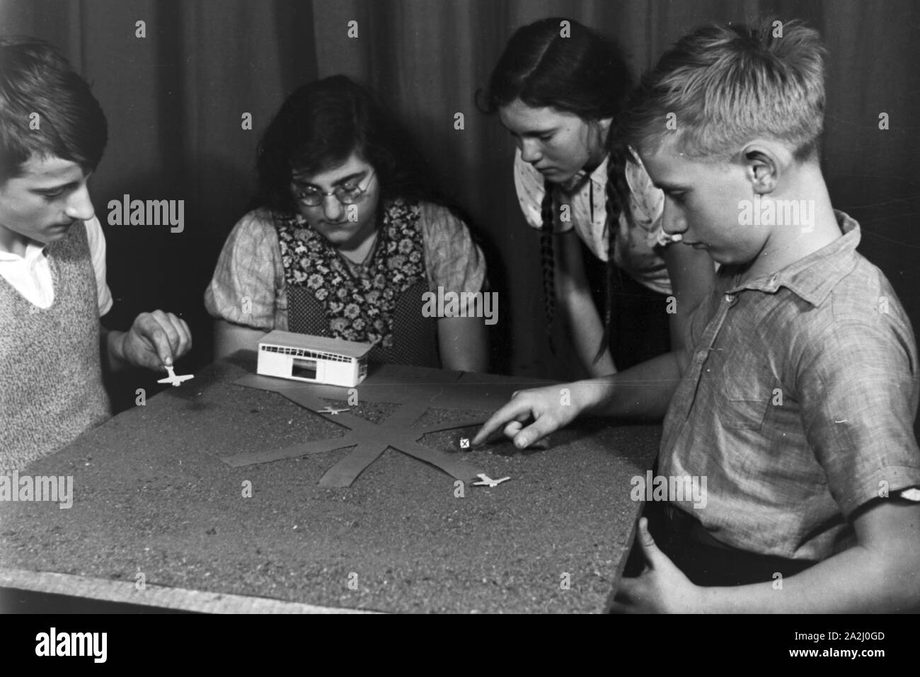 Unterricht an der von Adolf Reichwein geleiteten dans Landschule Tiefensee, Deutschland 1930 er Jahre. Des cours à l'école rurale de Tiefensee dirigé par Adolf Reichwein, Allemagne 1930. Banque D'Images