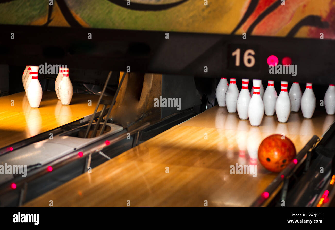Close up of allée au bowling club bowling. arrière-plan. De Gros plan sur une ligne à dix broches lane, nuit lumière et sphere ball . Concept compe victoire Banque D'Images