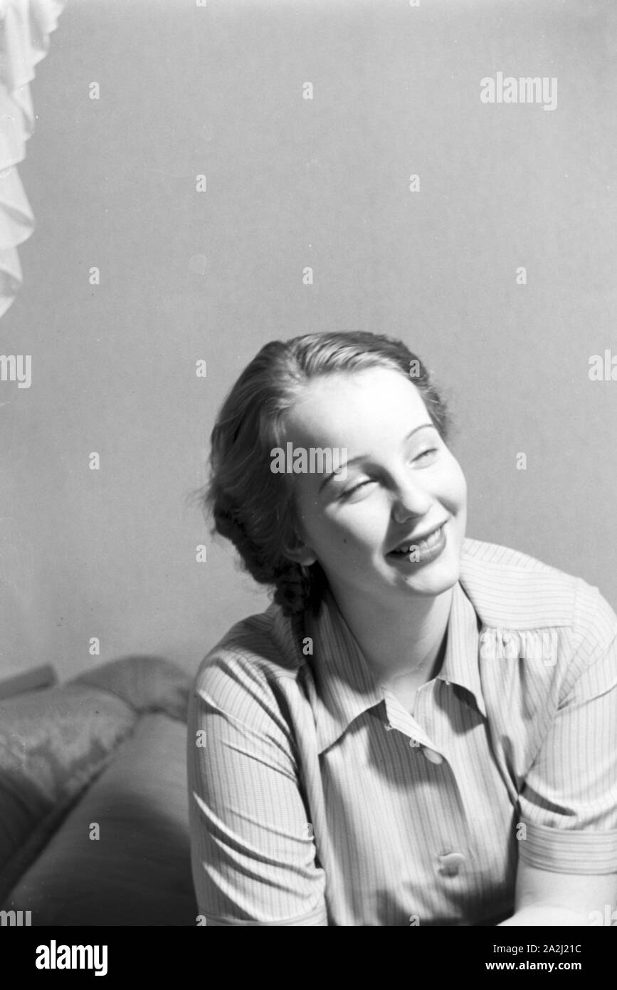 Porträt der Prinzessin der Fastnacht à Mayence, Hildegard Kühne im Jahre 1938, zum hundertjährigen Jubiläum des Mainzer Carneval Verein (MCV) zuhause à Nieder-Olm. Portrait de la princesse de carnaval à Mayence en 1938, à l'occasion du 100e anniversaire de l'association carnaval locales leader, à Nieder-Olm. Banque D'Images