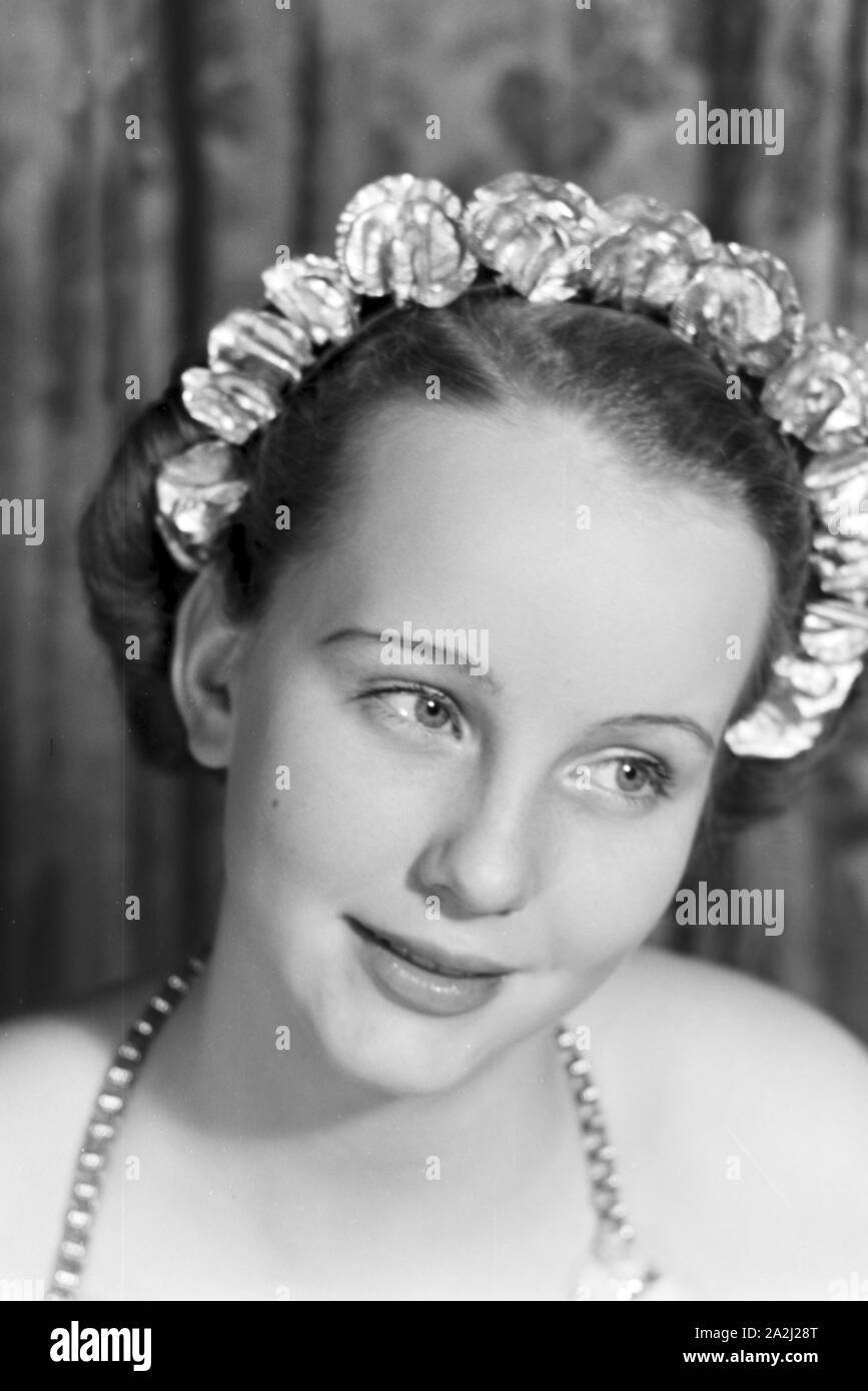 Porträt der Prinzessin der Fastnacht à Mayence, Hildegard Kühne im Jahre 1938, zum hundertjährigen Jubiläum des Mainzer Carneval Verein (MCV) zuhause à Nieder-Olm. Portrait de la princesse de carnaval à Mayence en 1938, à l'occasion du 100e anniversaire de l'association carnaval locales leader, à Nieder-Olm. Banque D'Images