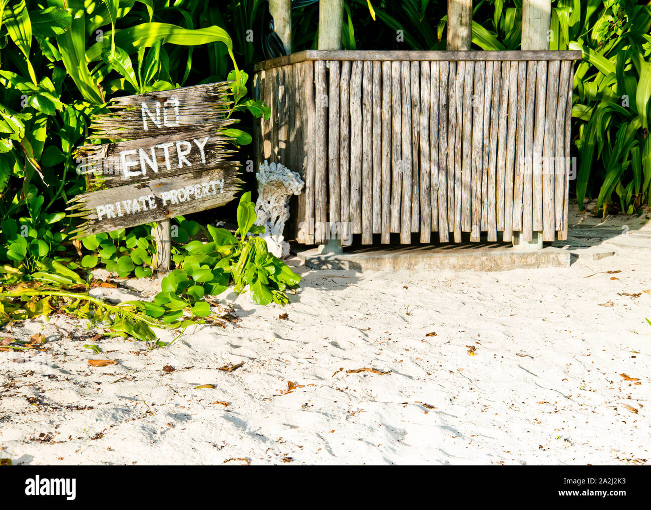 Panneau en bois au bord de la plage, vous indiquant que c'est une propriété privée, "pas d'entrée" avec poste de garde, cabane en bois. Banque D'Images