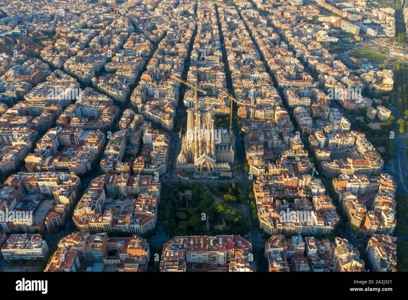 Espagne, Catalogne, Barcelone, vue aérienne de l'Eixample et cathédrale de la Sagrada Familia Banque D'Images