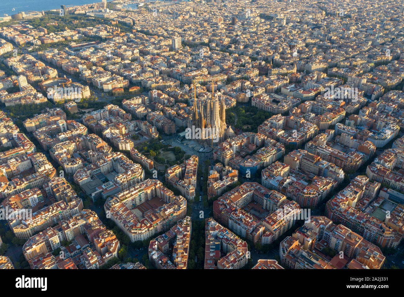 Espagne, Catalogne, Barcelone, vue aérienne de l'Eixample et cathédrale de la Sagrada Familia Banque D'Images