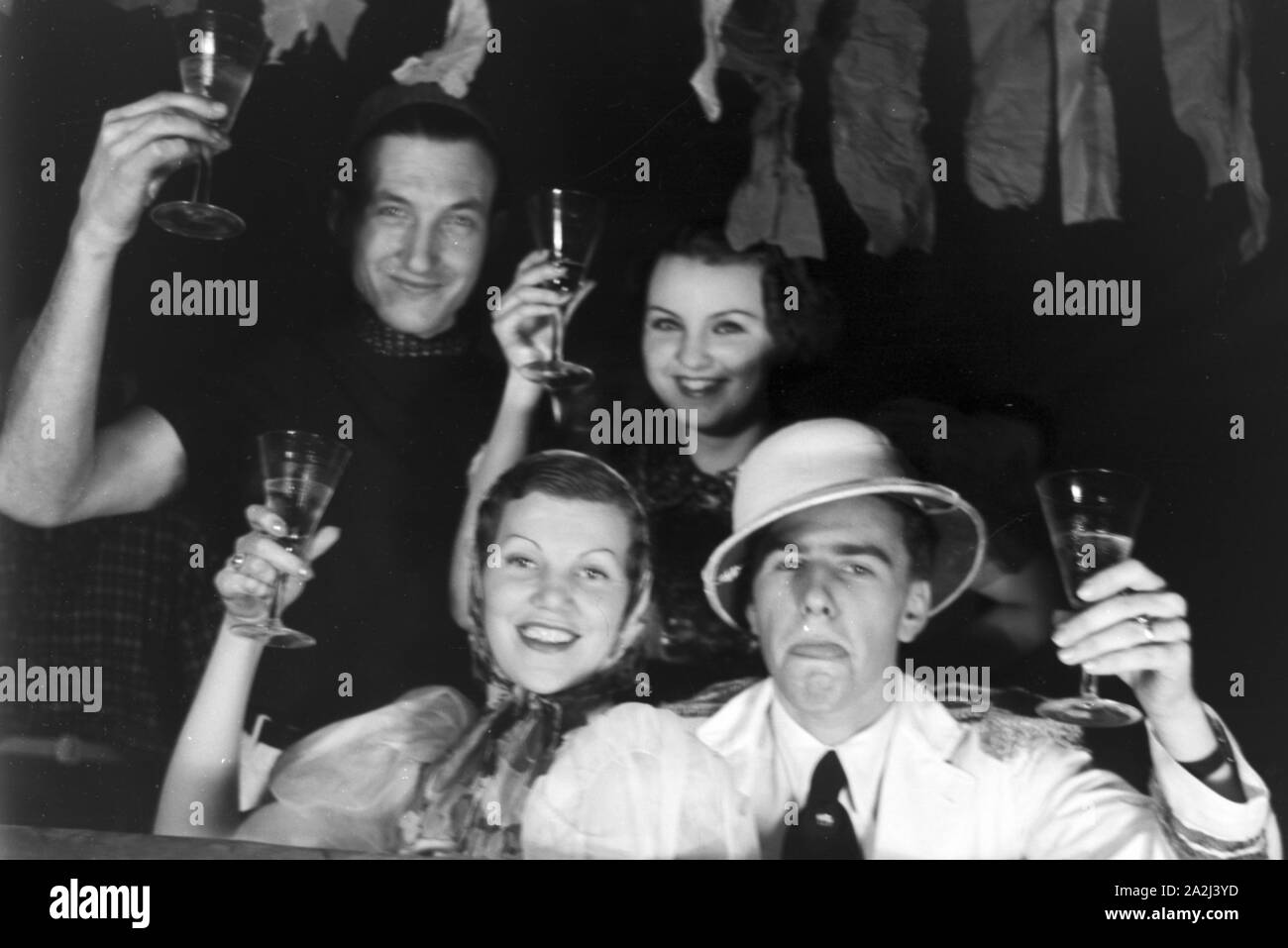 Gäste mit Faschingsparty, 1930er Jahre Deutsches Reich. Les clients d'un carnaval partie, Allemagne 1930. Banque D'Images