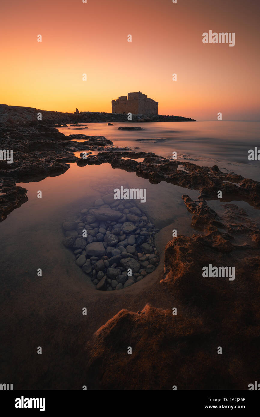 Beau coucher du soleil sur l'ancien château, le port et la mer à Paphos Chypre Banque D'Images