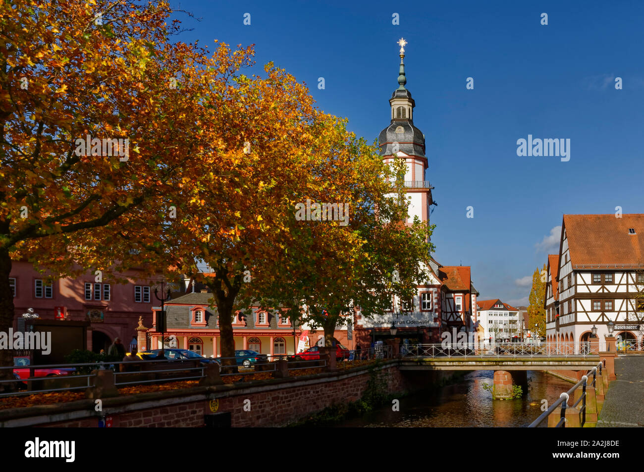 Erbach dans la région d'Odenwald : vue sur la rivière Mümling et le clocher de l'église paroissiale luthérienne, district d'Odenwald, Hesse, Allemagne Banque D'Images
