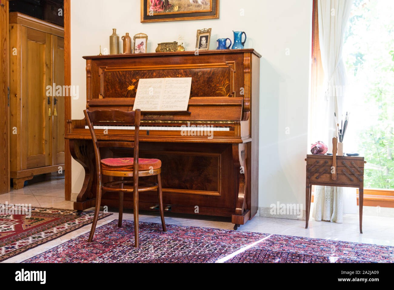 Lauberger & Gloss piano droit classique de style ancien avec de la musique  en feuille ouverte salon lumineux, Lőverek, Sopron, Hongrie Photo Stock -  Alamy