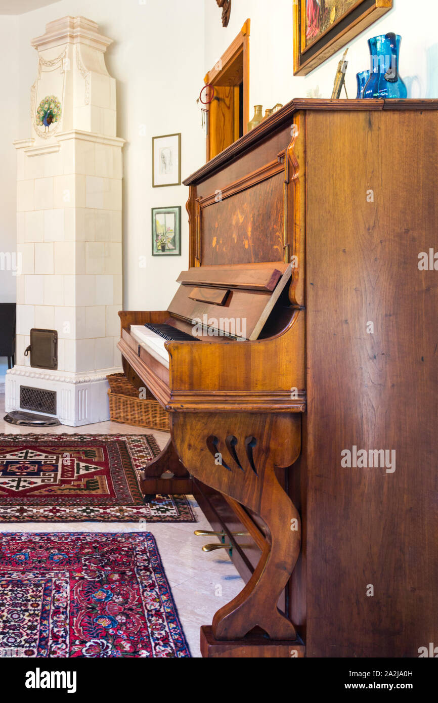 Lauberger & Gloss piano droit antique classique vue de côté dans un style  classique, salle de séjour avec cuisinière, Lőverek, Sopron, Hongrie Photo  Stock - Alamy