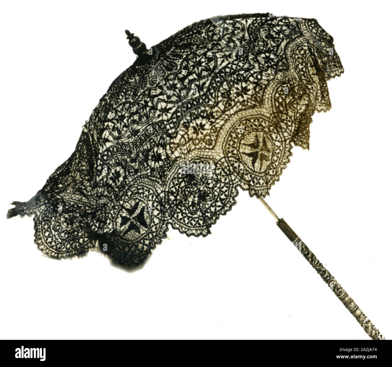 Parasol, 1866/70, la France, la soie noir sur blanc dentelle maltaise, en taffetas de soie noire, bordée de poignée, bois sculpté chinois Banque D'Images