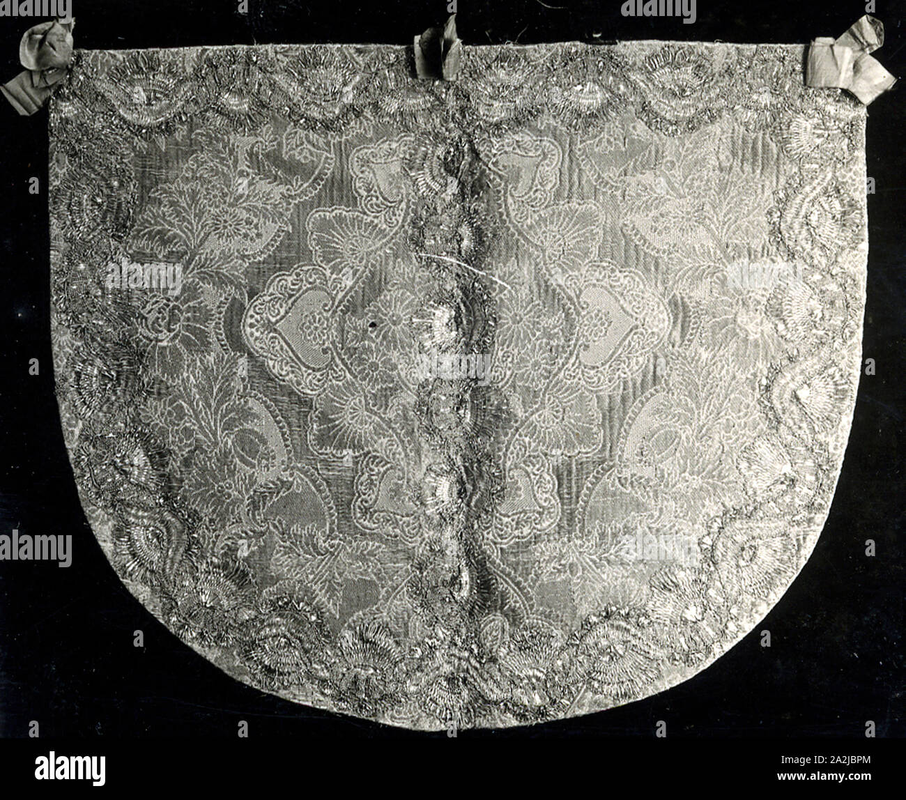 Deux fragments (à partir d'une chasuble), ch. 1725/28, la France, la soie et gilt-metal-strip-enveloppé de soie, warp-float face 4:1 avec l'armure satin brocading supplémentaire et de motifs de trames liées par des chaînes de liaison supplémentaire dans la trame, de flotter face 4:1 et 2:3 rapport d'entrelacs, un : 47,3 × 28,4 cm (18 1/8 à 5/8 × 11 Banque D'Images