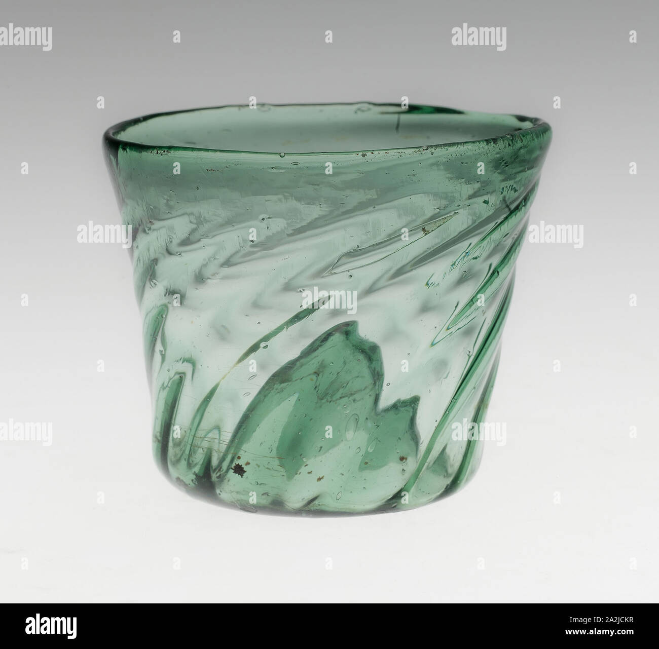 Bécher, c. 1500, l'allemand, l'Allemagne, en verre vert, H. 6 cm (2 3/8 po Banque D'Images