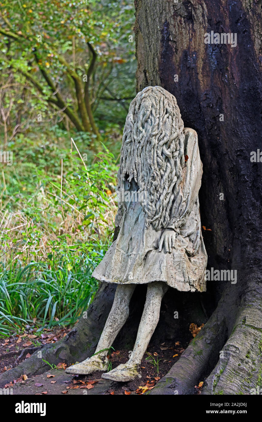 Pleureur 'Girls' (détail), une oeuvre de Laura Ford. Bois de la colline de Gala, Jupiter Artland, Bonnington, Maison Wilkieston, West Lothian, Ecosse, Royaume-Uni Banque D'Images