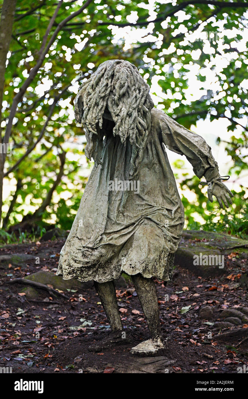 Pleureur 'Girls' (détail), une oeuvre de Laura Ford. Bois de la colline de Gala, Jupiter Artland, Bonnington, Maison Wilkieston, West Lothian, Ecosse, Royaume-Uni Banque D'Images