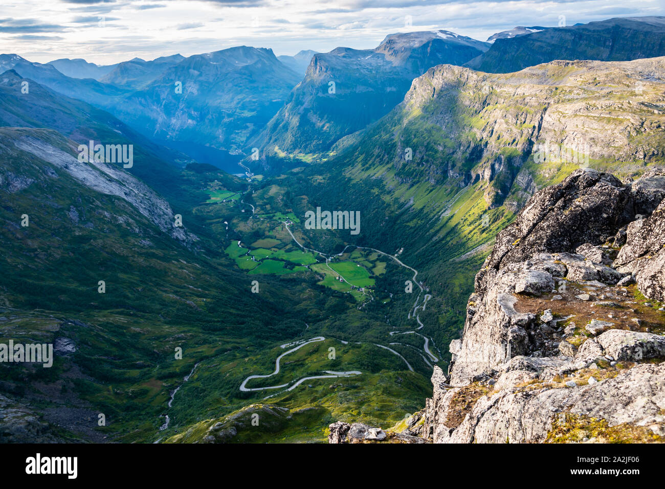 Vue panoramique du fjord de Geiranger et village de Dalsnibba, Norvège Banque D'Images