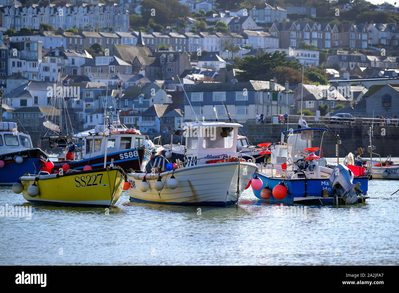 Petit bateau de pêche dans le port de St Ives Cornwall Banque D'Images