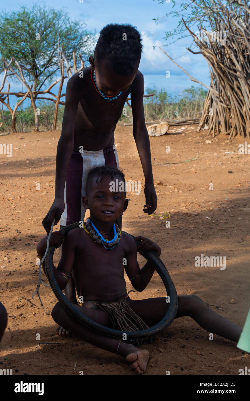 Turmi, Éthiopie - Nov 2018 : tribu Hamer enfants jouant avec le pneu. L'un chasse l'autre. Vallée de l'Omo Banque D'Images