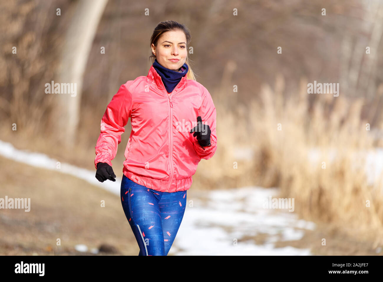 Jeune fille sur la formation du trail dans winter park. Femme sportive en marche par temps froid Banque D'Images