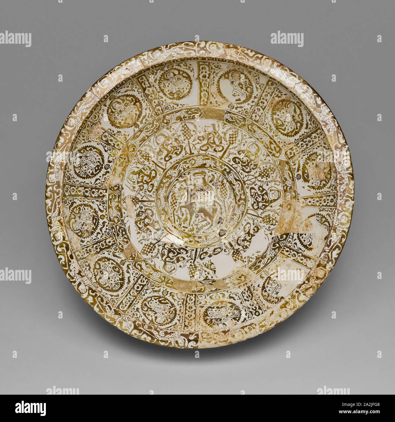 Lustre grand bol, Seljuq dynastie (1037-1194), 12e siècle, datée du 1191 (Safar, 587 A.H.), Iran, Kashan, Iran, probablement peint en Fritware lustre sur une glaçure blanche opaque, 14 × 38,5 cm (5 1/2 x 15 1/18 dans Banque D'Images